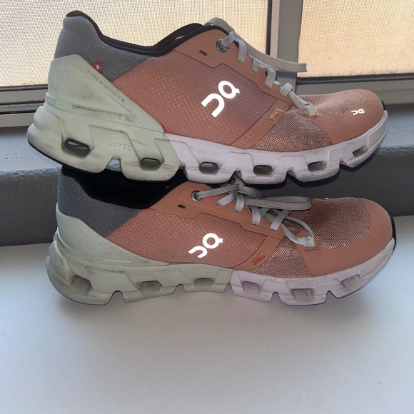 SIZE 10 | On Cloud Flyer 4 - Picture 1 of 8